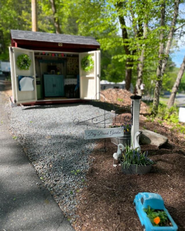 Were you lucky enough to attend the May Day event at @drybrookgarden? If you did and received one of our exclusive coupons, stop into our farm store by May 31st to take advantage of your 10% savings. Just remember to bring the coupon!
.
.
.
#diemandfarm #wendellma #farmstore #shoplocal #familyfarm #westernmass #franklincounty #pioneervalley #othersidema #visitwesternma #igers413 #newengland_igers #igersmass