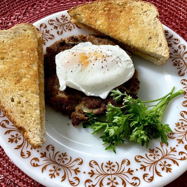 Feeling tired of the same old fried eggs and bacon routine? Picture this: delicate poached eggs resting atop a bed of savory and satisfying turkey hash. Swing by our Sample Saturday event today from 11am-1pm and savor a taste of our scrumptious turkey hash!
.
.
.
#diemandfarm #wendellma #farmstore #shoplocal #buylocal #grownheresoldhere #familyfarm #westernmass #franklincounty #pioneervalley #othersidema #samplesaturday #turkeyhash